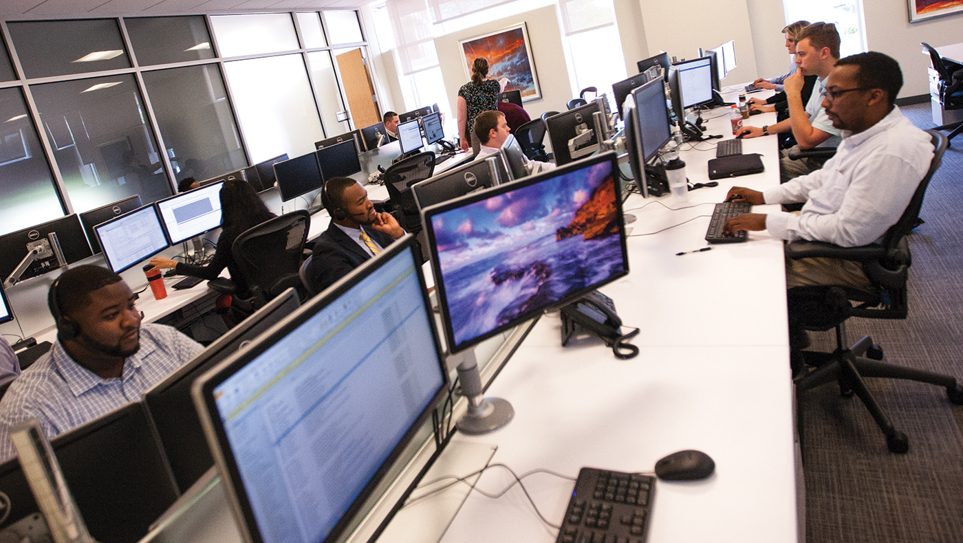 Students work in a computer lab with text with information about the GET Internship Informational sessions in text below